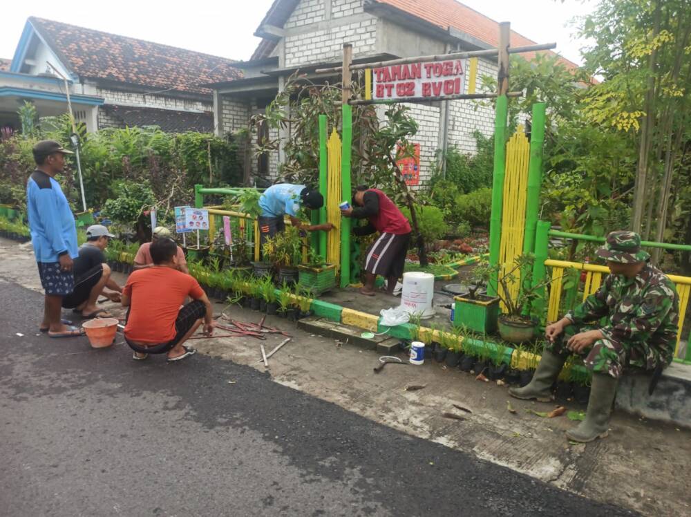 Koramil 0812/21 Kalitengah Karya Bakti Bersihkan Saluran Air dan&nbsp;Lingkungan