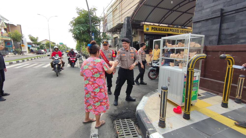 Polres Bojonegoro Sediakan Etalase Nasi&nbsp;Gratis