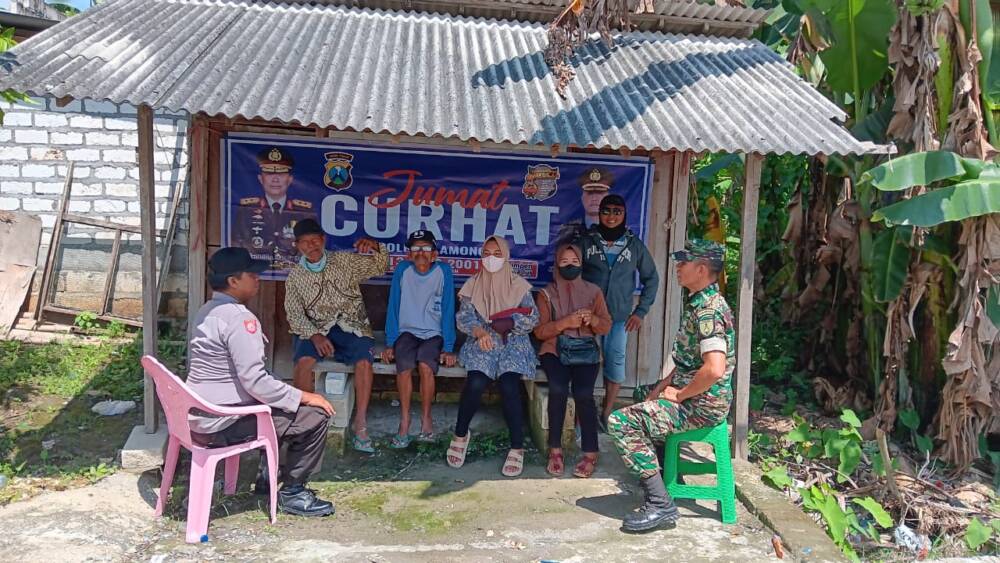 Jumat Curhat di Balai RT Desa Pangean, Kapolsek Maduran Jawab Keluhan&nbsp;Warga