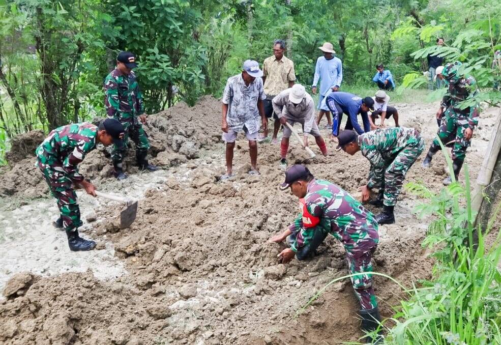 TMMD 120 Siap Digelar, Babinsa Kodim Bojonegoro dan Warga Napis Bersih-bersih Jalan Poros&nbsp;Desa