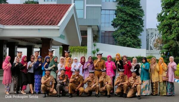 Pegawai Pemkab Bojonegoro Berkebaya dan Ber’Udeng Samin’