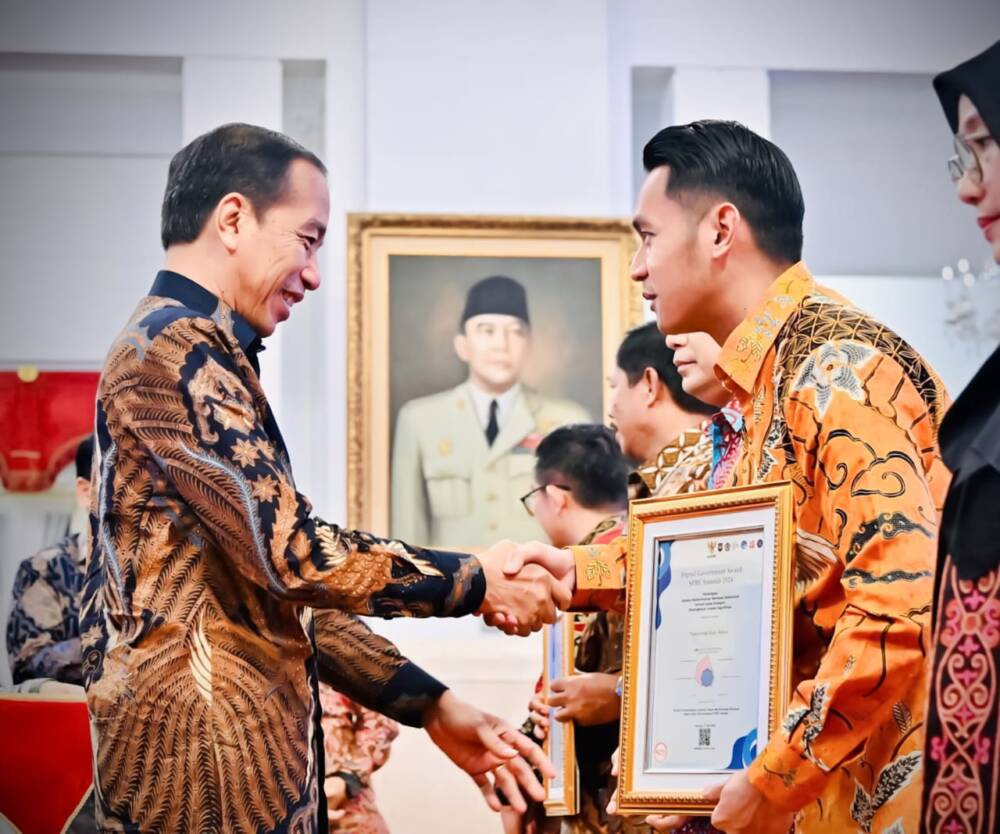 Bupati Tuban Terima Penghargaan SPBE dari Presiden Jokowi