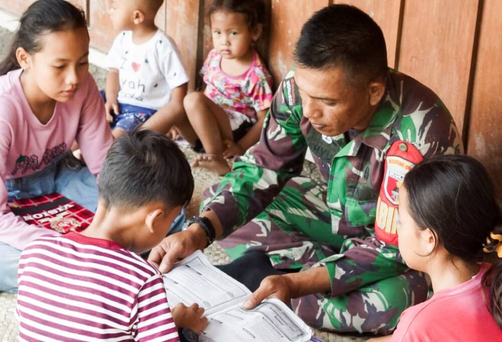 Satgas TMMD 120 Kodim Bojonegoro Memotivasi Belajar Anak-anak