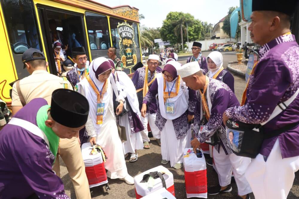 Kereen! Si Mas Ganteng Ikut Antar CJH Tuban