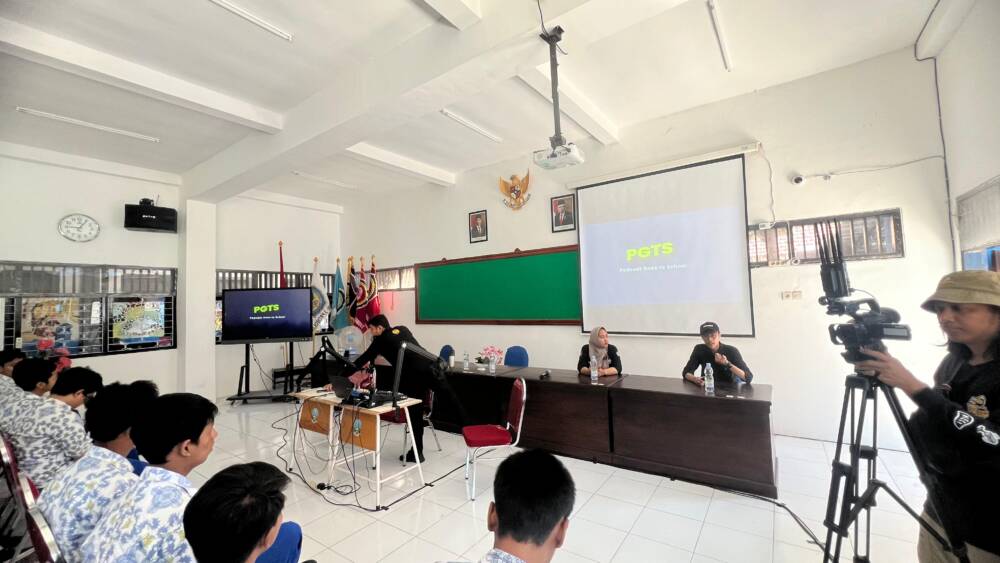 Cetak Podcaster Andal, Unesa Gembleng 100 Siswa SMKN 3&nbsp;Probolinggo