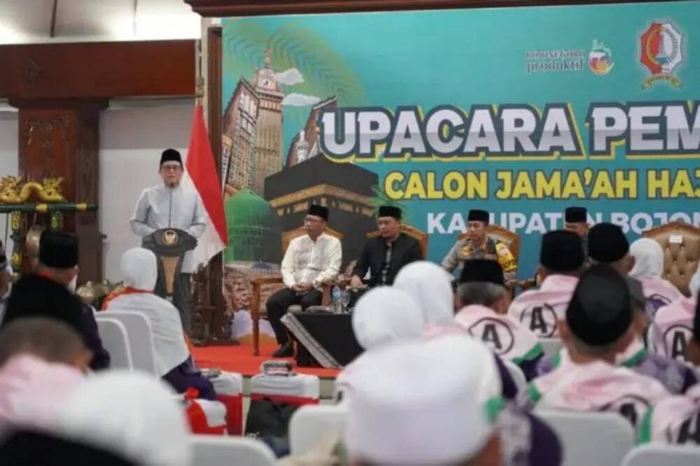 Pj Bupati Adriyanto Berangkatkan Ribuan CJH Bojonegoro