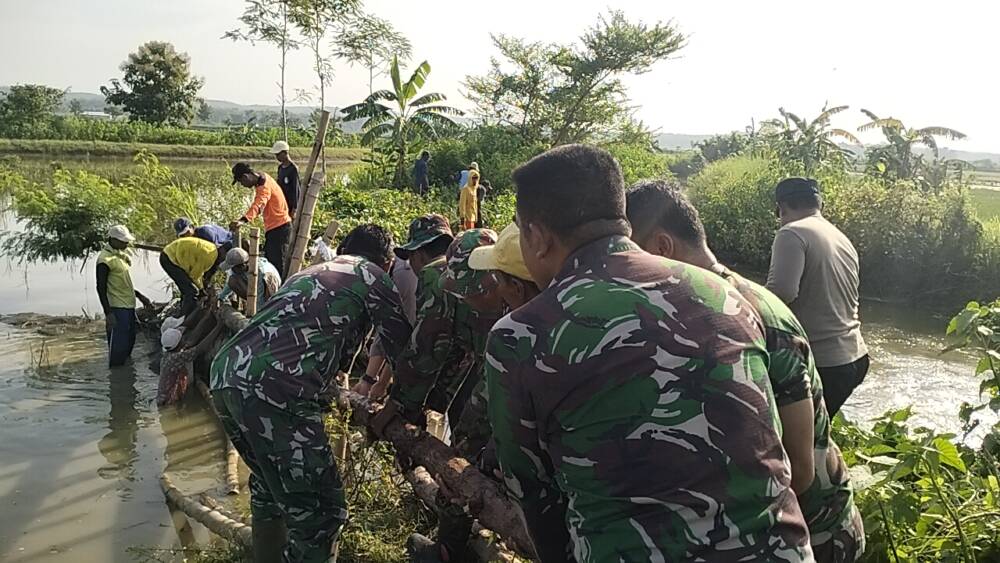Gercep! Anggota Koramil 0812/11 Kedungpring Tangani Tanggul&nbsp;Jebol