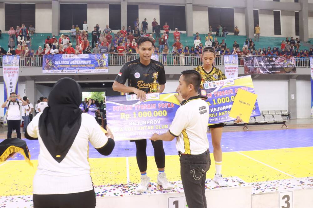 Kejurprov Jatim Bola Voli, Kapolres Bojonegoro Serahkan Trophy Pemain&nbsp;Terbaik