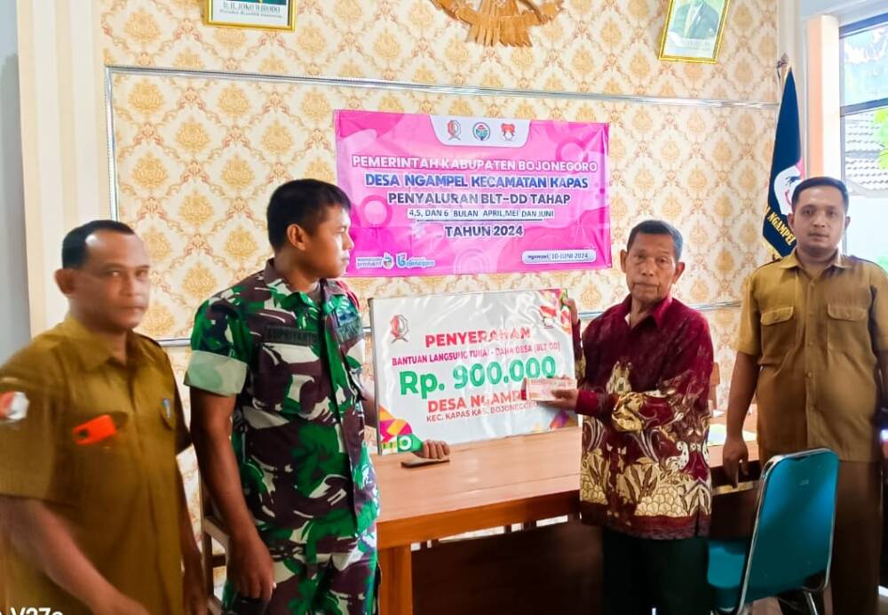 Babinsa Koramil Kapas Bojonegoro Dampingi Penyaluran BLT-DD