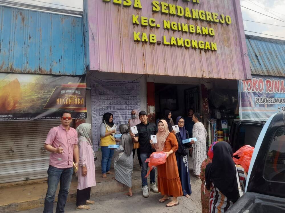 Relawan Punokawan H.Ghofur Bagikan Ratusan Nasi Kotak Gratis, Warga Sambutan Gembira