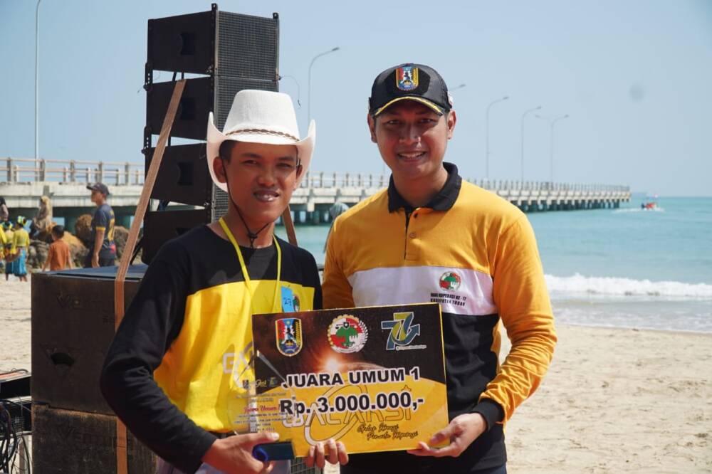 Mas Lindra Serahkan Penghargaan Juara Umum&nbsp;Galaksi