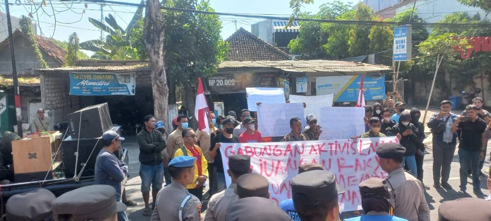 Puluhan Aktivis Berunjukrasa di Kantor DPRD Lamongan, Tuntut Copot Kadinsos Lamongan