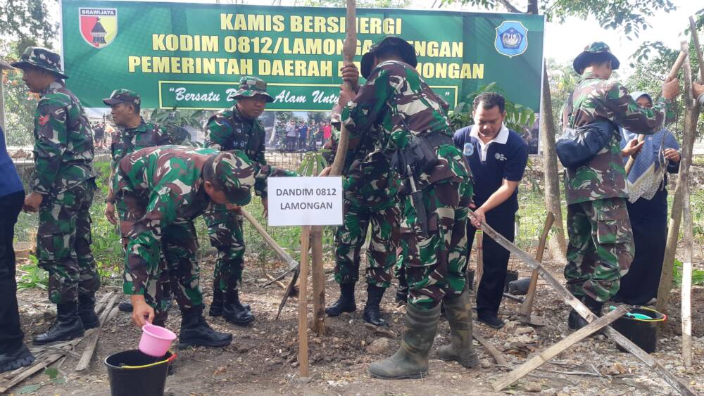 Kodim Lamongan Tanam Pohon dan Bersihkan Area Telaga&nbsp;Bandung