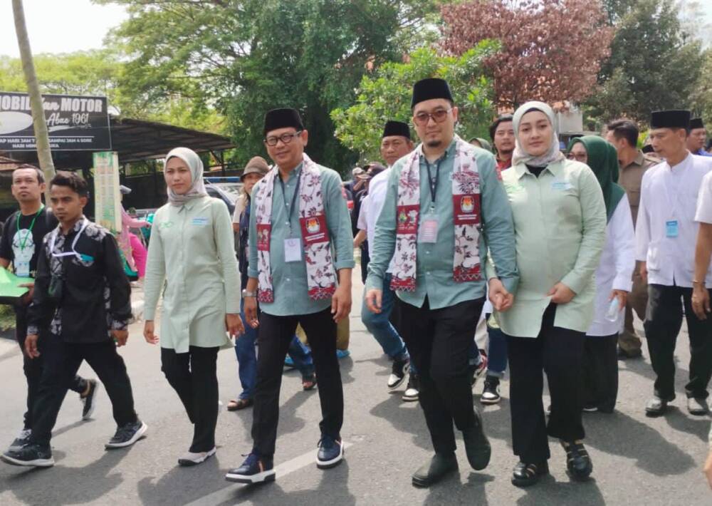 Berjalan Kaki, Paslon Ghofur – Firosya Mendaftar ke KPU&nbsp;Lamongan