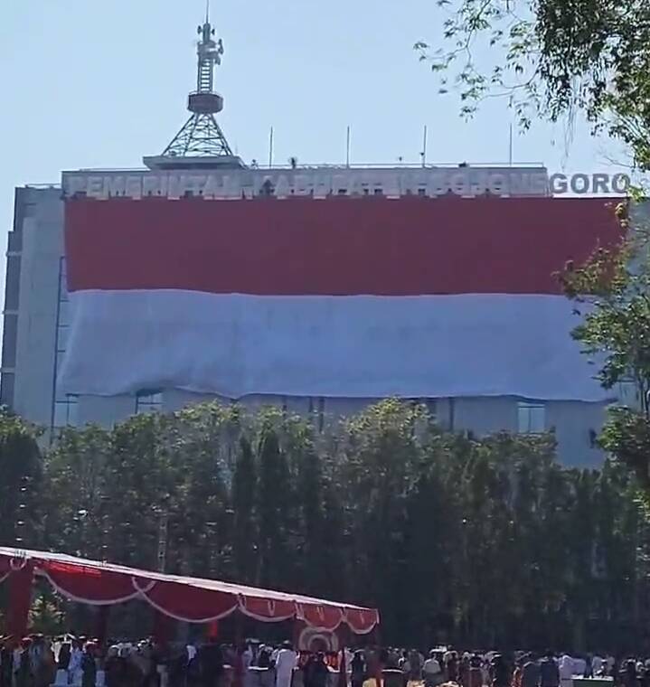 Spektakuler! Merah Putih Raksasa Berkibar di Gedung Pemkab&nbsp;Bojonegoro