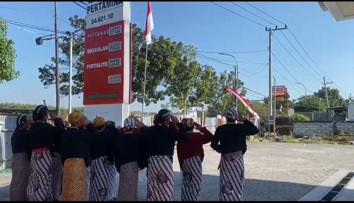 Keren! Kenakan Pakaian Adat Jawa, Karyawan SPBU 54.621.10 Gelar Upacara HUT ke-79 RI