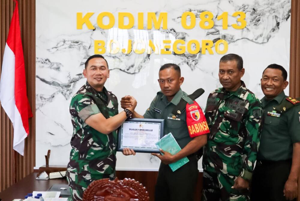 Dandim Bojonegoro Berikan Reward Babinsa Posramil Gondang yang Viral Panjat Tiang Bendera
