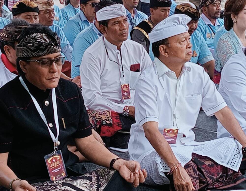 Elegan, Koster-Giri Berpakaian Adat Bali Saat Pengundian Nomor Urut di KPU&nbsp;Bali