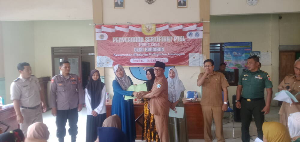 Ratusan Sertifikat PTSL Dibagikan, Warga Brumbun Lamongan Bergembira