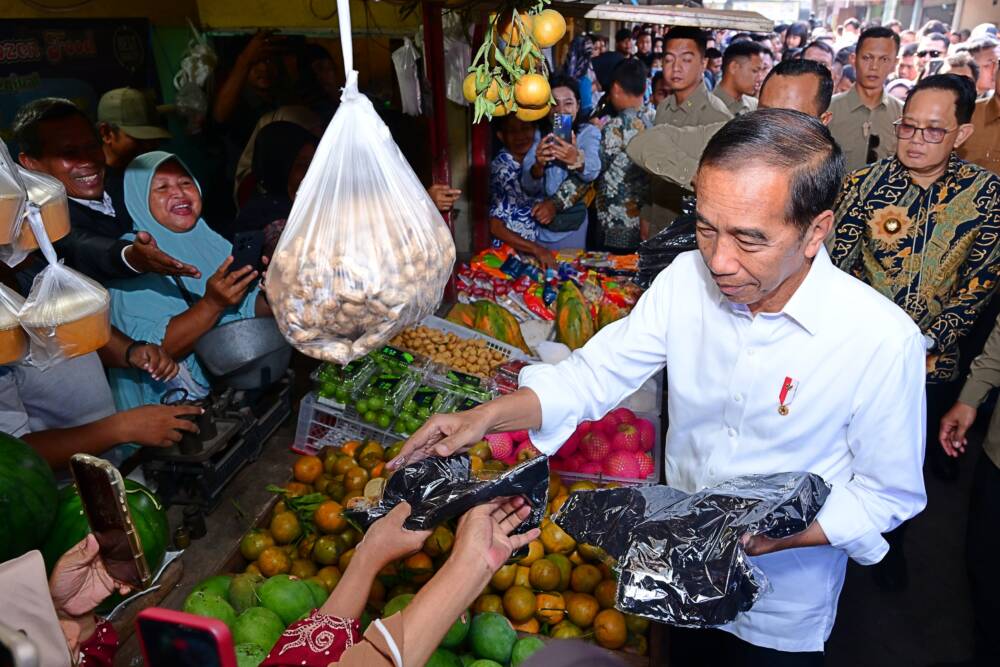 Kunjungi Pasar Dukuh Kupang, Presiden Jokowi Pastikan Harga&nbsp;Aman