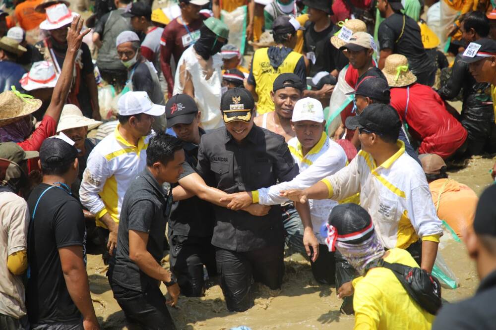 Seru! Mas Lindra Nyebur Empang Bersama Warga di Festival Gogo Ikan