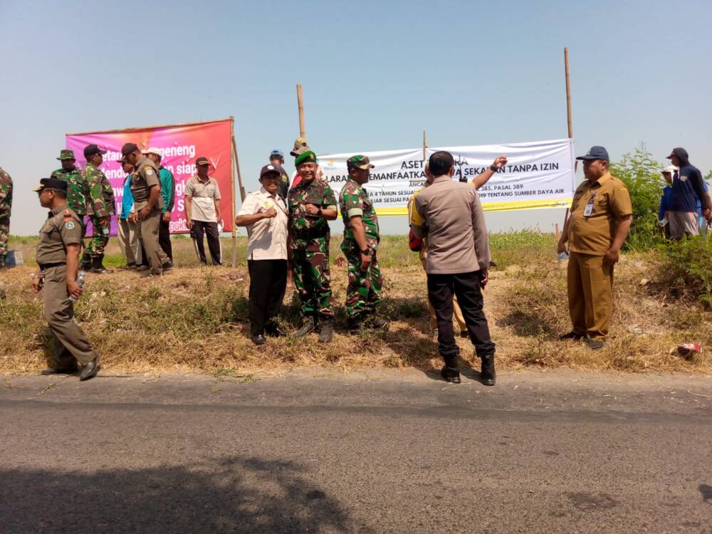 Petugas Gabungan Pasang Banner Larangan Usaha Tambak Ilegal di Rawa&nbsp;Sekaran