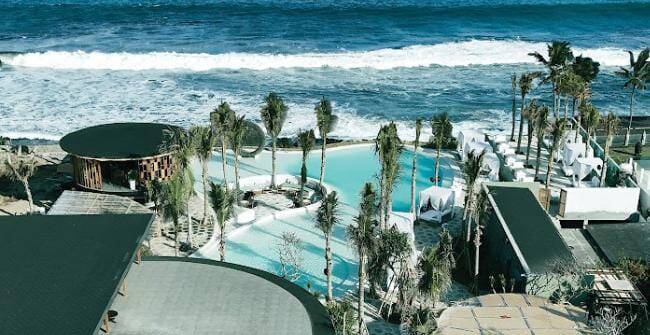 Moonstone Beach Lounge Pertama di&nbsp;Bali