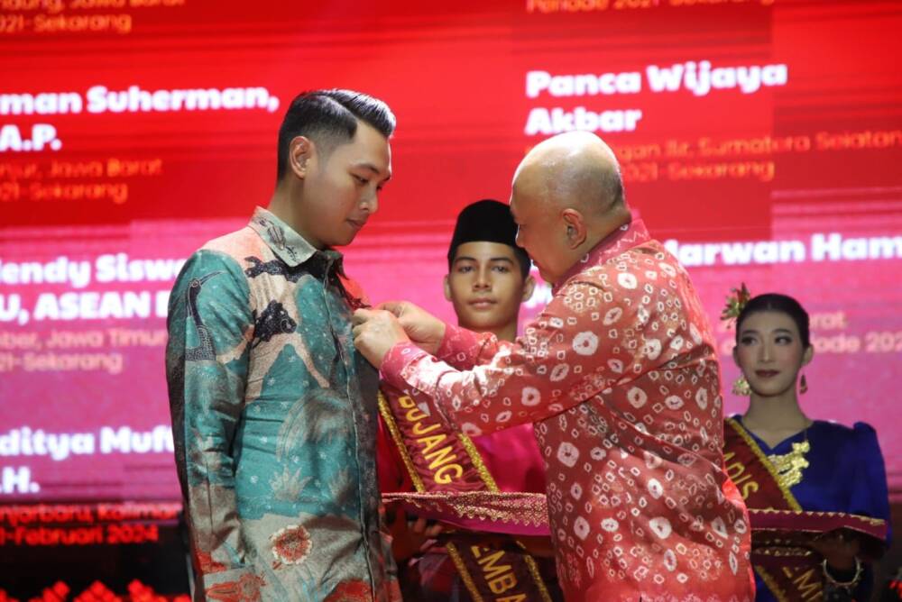 Bupati Tuban Terima Tanda Jasa Bakti Koperasi dan&nbsp;UKM